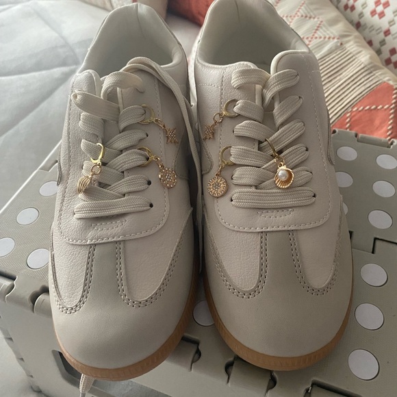 REMOVING Dolce Vita stylish Sneakers with Gold Charms - Picture 1 of 8